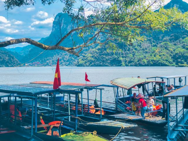 Ngồi trên những chiếc thuyền ngắm nhìn toàn cảnh đẹp Hồ Ba Bể - Ảnh từ Hà Thị Lụa