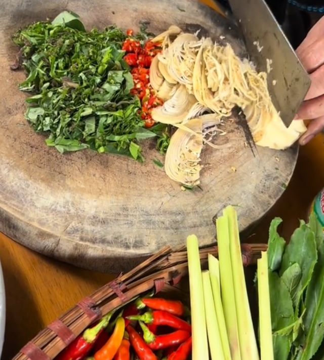 Nguyên liệu để làm món gỏi cá nhảy - Ảnh từ hangmuonglo