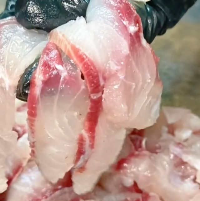 Thái thịt cá thành những miếng mỏng - Ảnh từ nguyenvinhtaybac