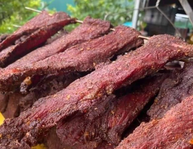 Thịt heo gác bếp là một món ăn đặc trưng của đồng bào dân tộc Thái Đen ở Lai Châu - Ảnh từ Kity Love