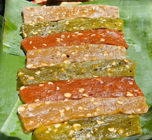 Thưởng thức bánh chè lam đúng điệu cùng với tách trà nóng - Ảnh từ Quynh Luong Thưởng thức bánh chè lam đúng điệu cùng với tách trà nóng - Ảnh từ Quynh Luong