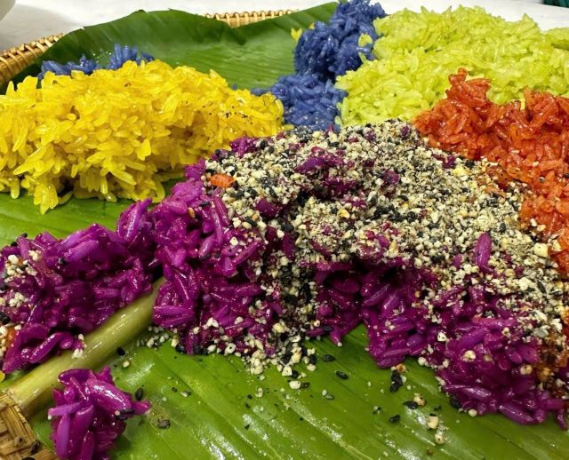 Thưởng thức xôi ngũ sắc cùng lạc rang hay vừng rang đều rất ngon - Ảnh từ Trương Thái Thảo Tuyền
