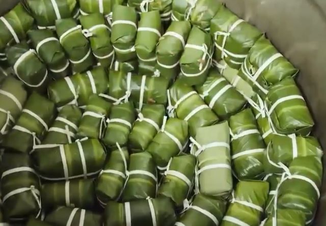 Xếp bánh vào nồi để nấu - Ảnh sưu tầm