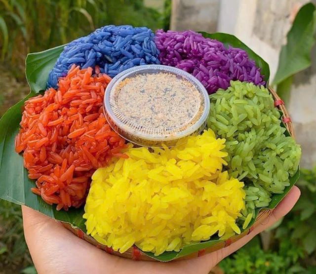 Xôi ngũ sắc đặc sản ẩm thực vùng Tây Bắc - Ảnh từ Huyền Xoăn