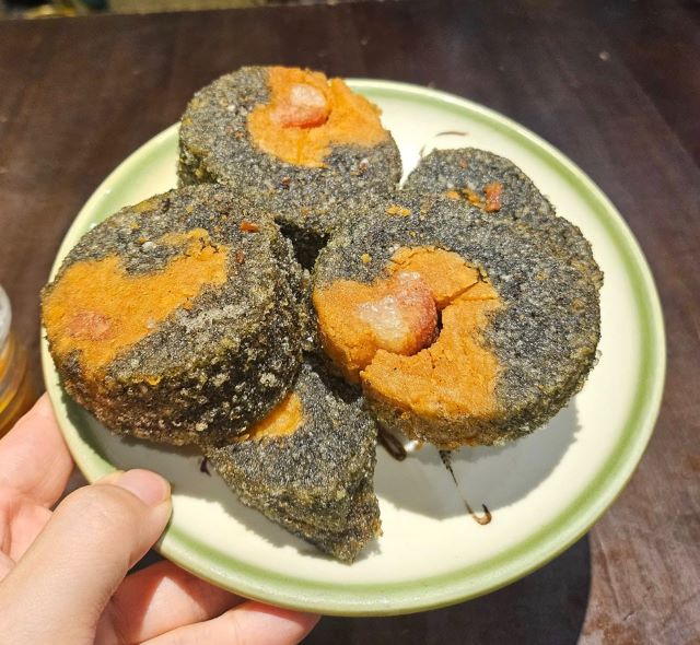 Bánh chưng đen - Ảnh từ Phương Thùy