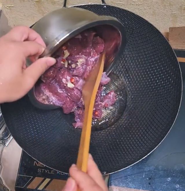 Bắt chảo dầu nóng và cho thịt trâu vào xào cho săn - Ảnh sưu tầm