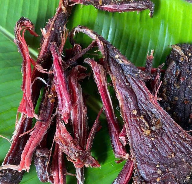 Giã và xé nhỏ thịt trâu gác bếp thành sợi để nấu cháo - Ảnh từ Nguyễn Bích Giã và xé nhỏ thịt trâu gác bếp thành sợi để nấu cháo - Ảnh từ Nguyễn Bích