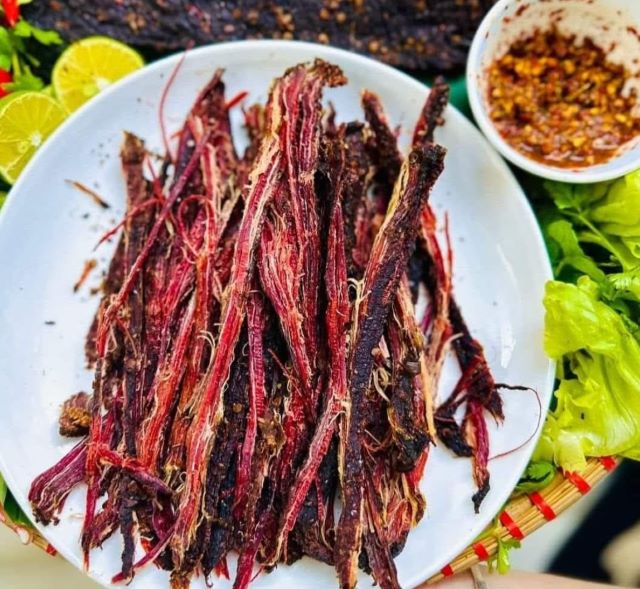 Không nên tiêu thụ quá 100 -150g thịt trâu gác bếp mỗi ngày - Ảnh từ Ngọc Anh