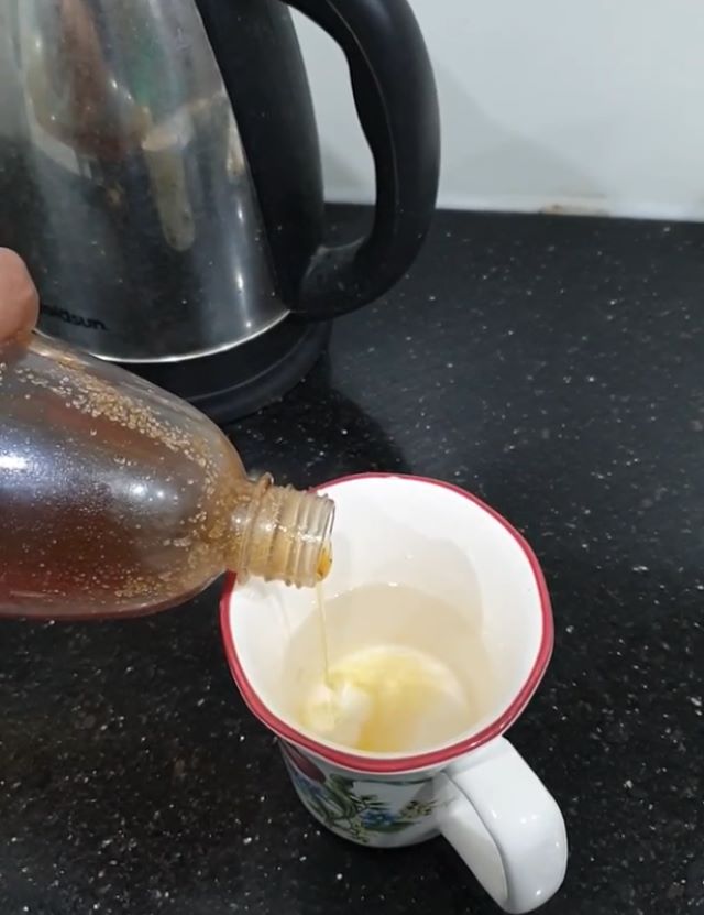 Mật ong pha với nước ấm - Ảnh từ Thu Hà Nội Mật ong pha với nước ấm - Ảnh từ Thu Hà Nội