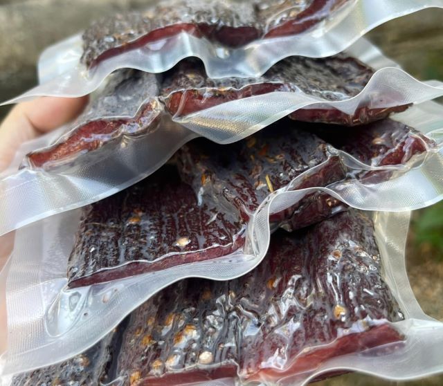 Nên chọn mua sản phẩm trâu gác bếp có ghi nguồn gốc xuất sứ rõ ràng - Ảnh từ Thư Minh
