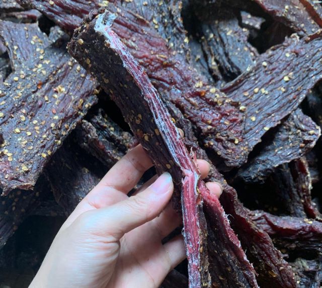 Nhiều du khách quốc tế chọn thịt trâu gác bếp để làm quà lưu niệm mang về tặng cho người thân - Ảnh từ Bàn Thị Ngân