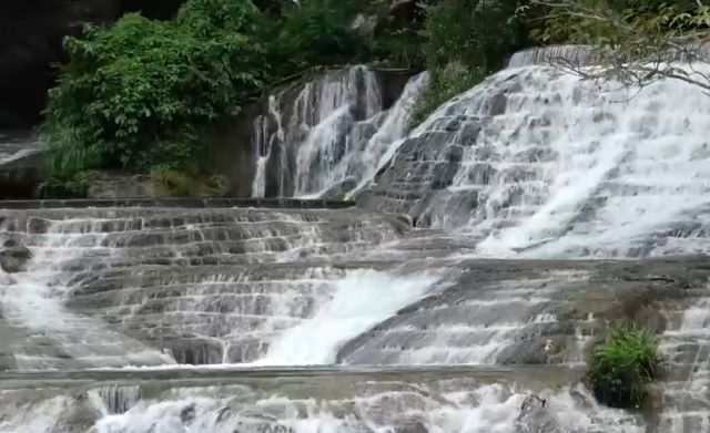Thác Đăng Mò đổ thành nhiều nhánh nước khác nhau tạo thành nhiều bậc tầng tầng, lớp lớp - Ảnh từ Đất và người Xứa Lạng Thác Đăng Mò đổ thành nhiều nhánh nước khác nhau tạo thành nhiều bậc tầng tầng, lớp lớp - Ảnh từ Đất và người Xứa Lạng