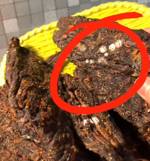 Thịt trâu gác bếp bị mốc nhẹ có thể ăn được nếu biết cách xử lý - Ảnh từ myhuyendaily