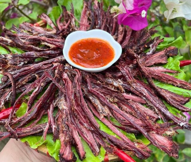 Thịt trâu gác bếp dùng với muối chẳm chéo - Ảnh từ Mỹ Linh Thịt trâu gác bếp dùng với muối chẳm chéo - Ảnh từ Mỹ Linh