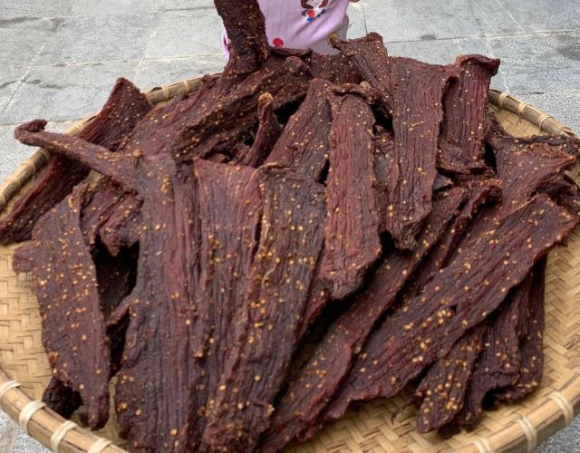 Thịt trâu gác bếp thật thường có giá thành cao hơn từ 800 đến 1 triệu 1 kg - Ảnh từ Thư Minh