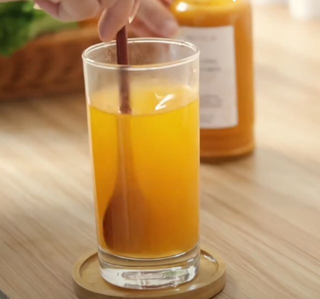 Uống 1 cốc mật ong ấm vào mỗi tối sẽ giúp giấc ngủ sâu hơn - Ảnh sưu tầm