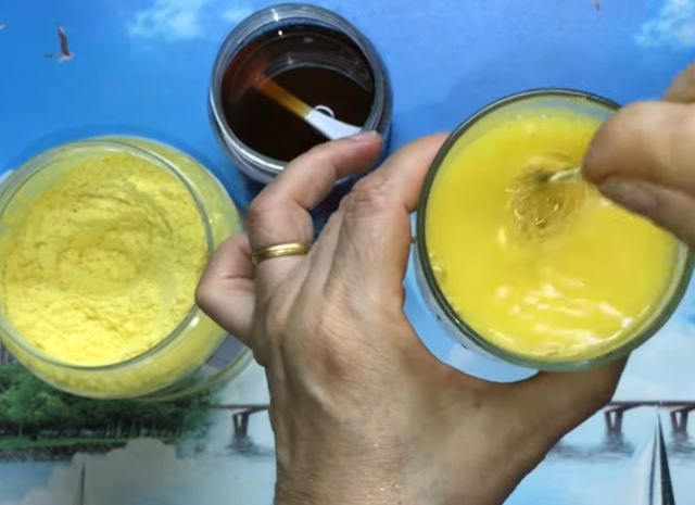 Uống mật ong pha với tinh bột nghệ - Ảnh từ Bếp Cô Mẩy Uống mật ong pha với tinh bột nghệ - Ảnh từ Bếp Cô Mẩy