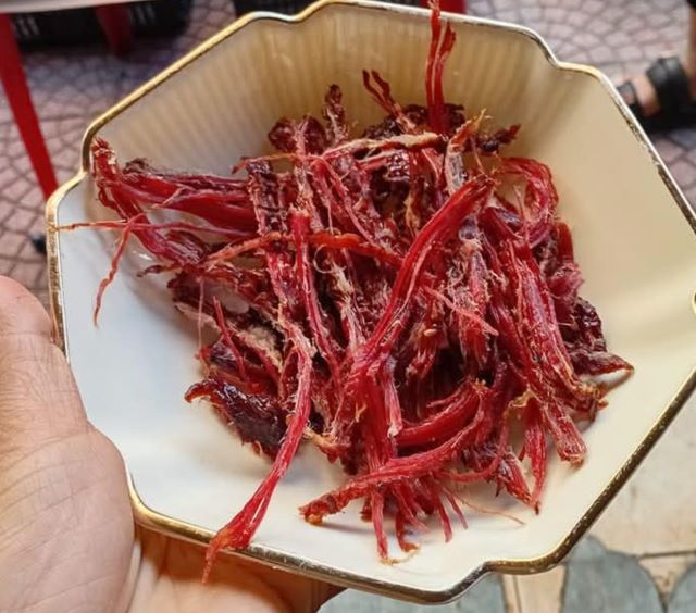 Xé thịt trâu gác bếp thành sợi nhỏ để xào với rau - Ảnh từ Mưa Mưa Xé thịt trâu gác bếp thành sợi nhỏ để xào với rau - Ảnh từ Mưa Mưa