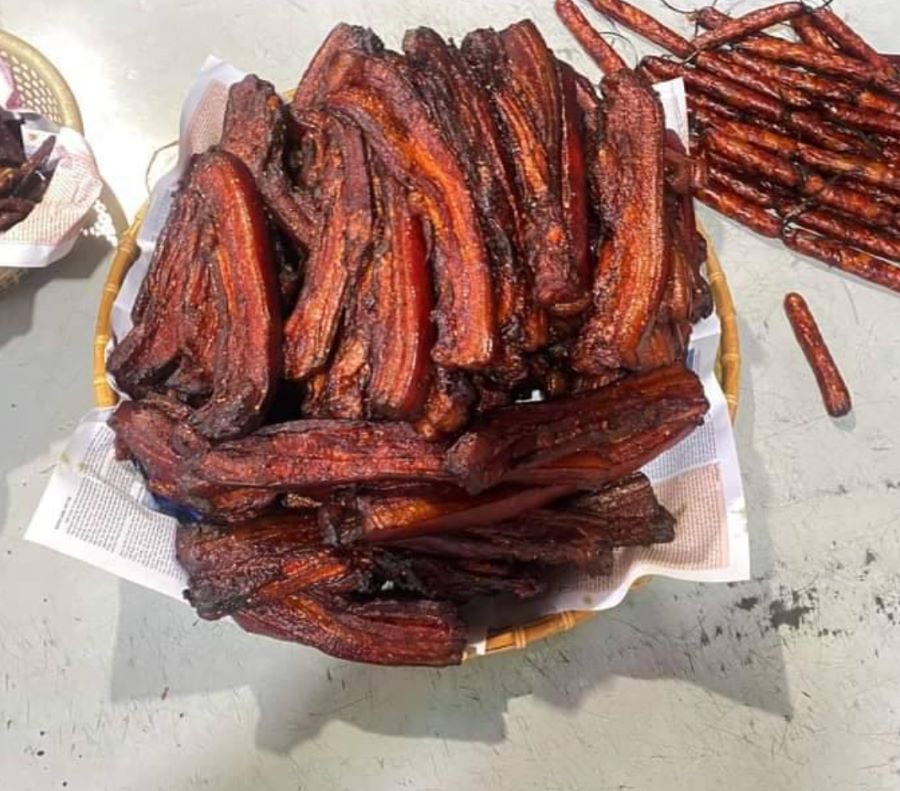 Ba chỉ sấy là một đặc sản nổi tiếng tại vùng Tây Bắc - Ảnh từ Nhabaohan Trương