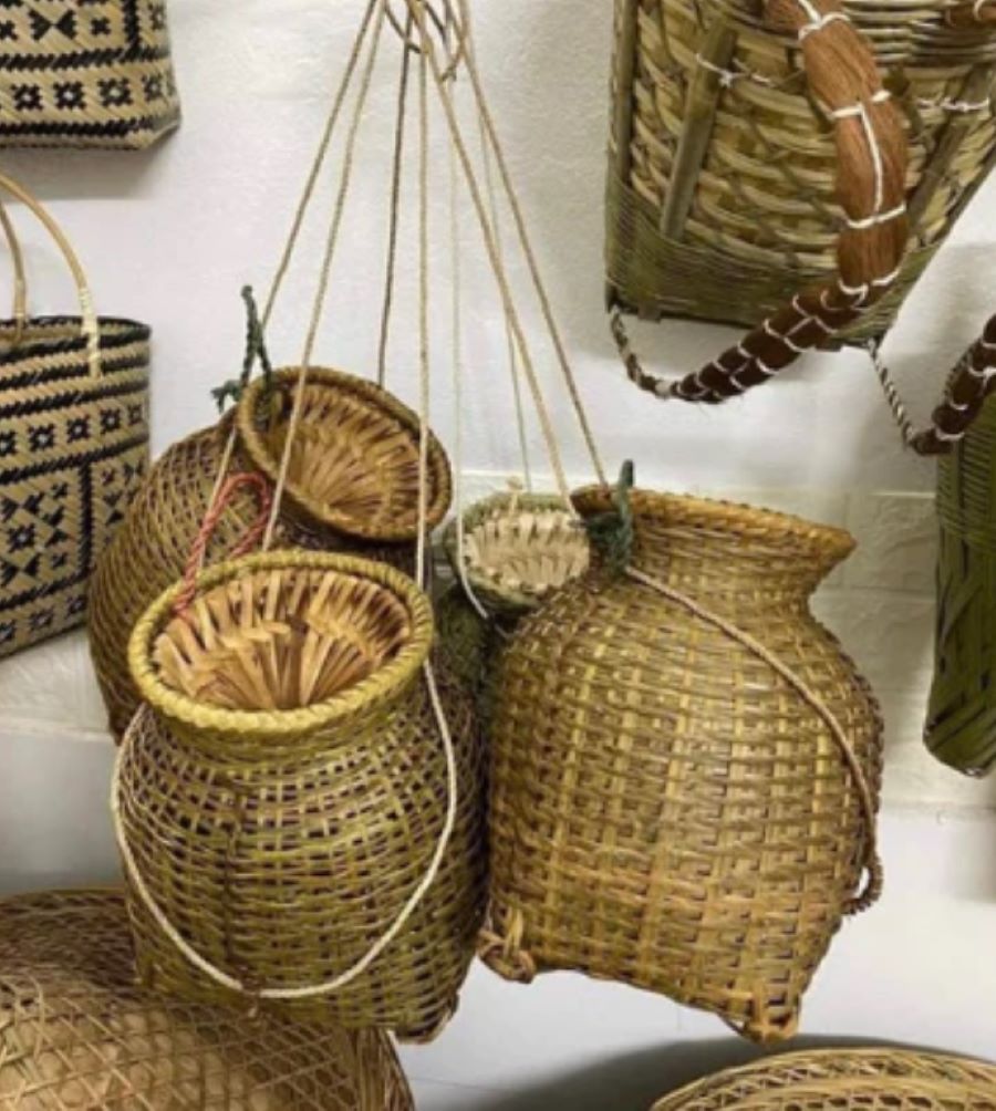 Các bước làm giỏ đựng cá ở Tây Bắc - Ảnh sưu tầm