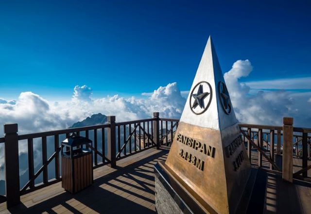 Đỉnh Fansipan hay còn được viết và gọi là Phan Si Păng, Phan Xi Păng hay Hủa Xi Pan - Ảnh từ Nguyễn Bó Guyến Đỉnh Fansipan hay còn được viết và gọi là Phan Si Păng, Phan Xi Păng hay Hủa Xi Pan - Ảnh từ Nguyễn Bó Guyến