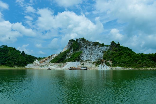 Hồ Thác Bà Yên Bái, địa điểm du lịch được ví như "Hạ Long trên núi" ở vùng Tây Bắc - Ảnh từ Nguyễn Hoàng Anh