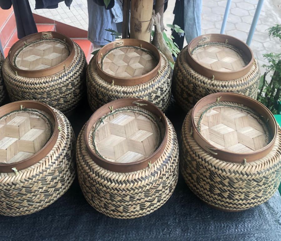 Hộp đựng cơm hay bép khảu, ếp khẩu, coóng khẩu sản phẩm được làm từ tre, mây - Ảnh từ Minh Thư