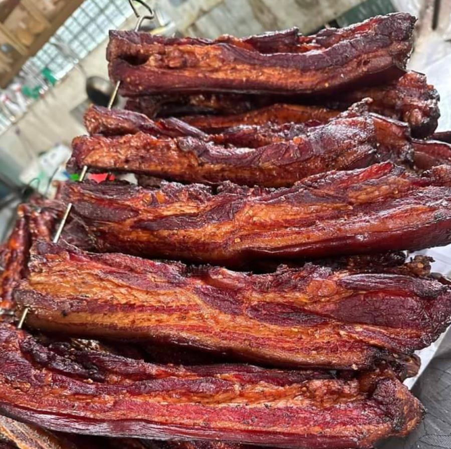 Quy trình làm thịt ba chỉ sấy cũng khá là tốn thời gian - Ảnh từ Nhatbaohan Trương