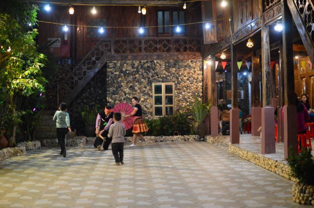Hòa vào những điệu múa truyền thống của người dân tại Bản Lác - Ảnh từ Nguyễn Tùng Hòa vào những điệu múa truyền thống của người dân tại Bản Lác - Ảnh từ Nguyễn Tùng