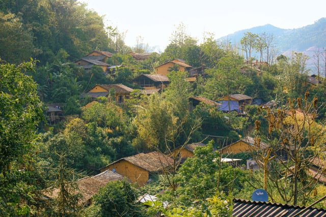Những ngôi nhà trình tường và mái ngói âm dương ở bản làng cổ Thiên Hương - Ảnh từ Van Hni Những ngôi nhà trình tường và mái ngói âm dương ở bản làng cổ Thiên Hương - Ảnh từ Van Hni