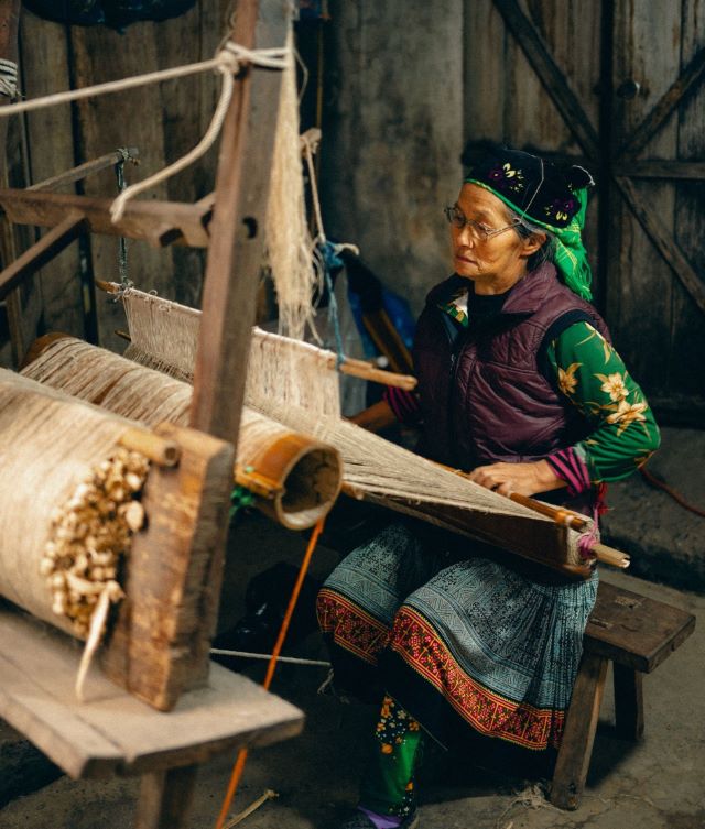 Quá trình dệt thổ cẩm ở người Mông - Ảnh sưu tầm Quá trình dệt thổ cẩm ở người Mông - Ảnh sưu tầm