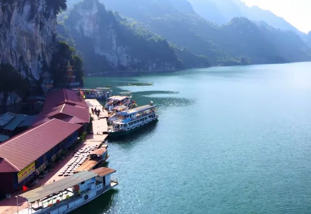 Trải nghiệm chèo thuyền trên làn nước trong xanh ở Thung Nai - Ảnh từ Tâm Nguyễn Trải nghiệm chèo thuyền trên làn nước trong xanh ở Thung Nai - Ảnh từ Tâm Nguyễn