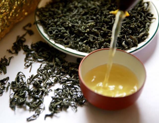 Chè Shan tuyết chính gốc khi pha sẽ có màu vàng nhạt trong veo - Ảnh từ Tiệm Của Kỳ
