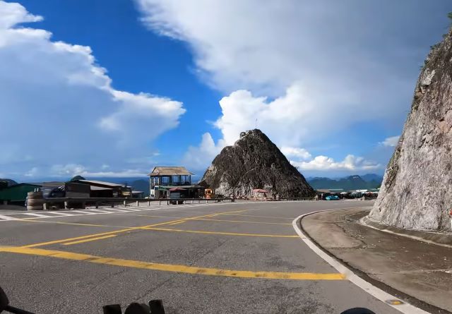 Dừng chân check in ở đèo Thung Khe - Ảnh từ Cung Đường Việt Vlog