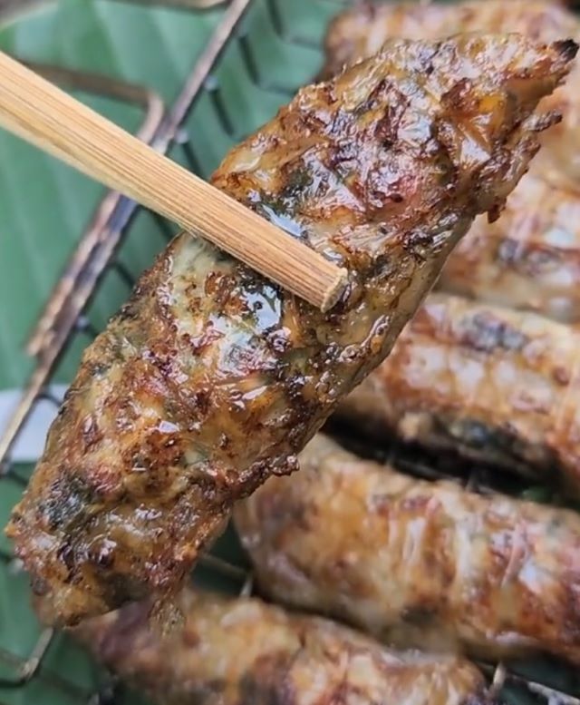 Miếng chả mỡ chài cuốn lá lốt vừa được nướng chín - Ảnh từ maitaybac