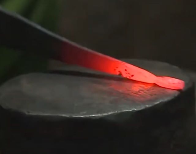 Nghề rèn dao đóng vai trò rất quan trọng đối với đời sống của đồng bào người Dao Đỏ - Ảnh sưu tầm