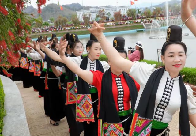 Phụ nữ Thái Đen có tục búi tóc lên đỉnh đầu gọi là tằng cẩu sau khi kết hôn - Ảnh sưu tầm Phụ nữ Thái Đen có tục búi tóc lên đỉnh đầu gọi là tằng cẩu sau khi kết hôn - Ảnh sưu tầm