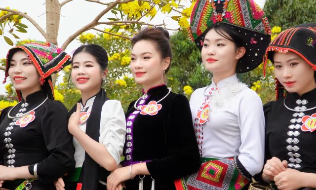 Vẻ đẹp của cô gái Thái Tây Bắc không chỉ nằm ở tà váy, chiếc khăn piêu hay điệu múa xòe hoa, mà còn ẩn chứa trong tinh thần lạc quan, tình yêu văn hóa và sự thủy chung son sắt với cội nguồn - Ảnh sưu tầm Vẻ đẹp của cô gái Thái Tây Bắc không chỉ nằm ở tà váy, chiếc khăn piêu hay điệu múa xòe hoa, mà còn ẩn chứa trong tinh thần lạc quan, tình yêu văn hóa và sự thủy chung son sắt với cội nguồn - Ảnh sưu tầm