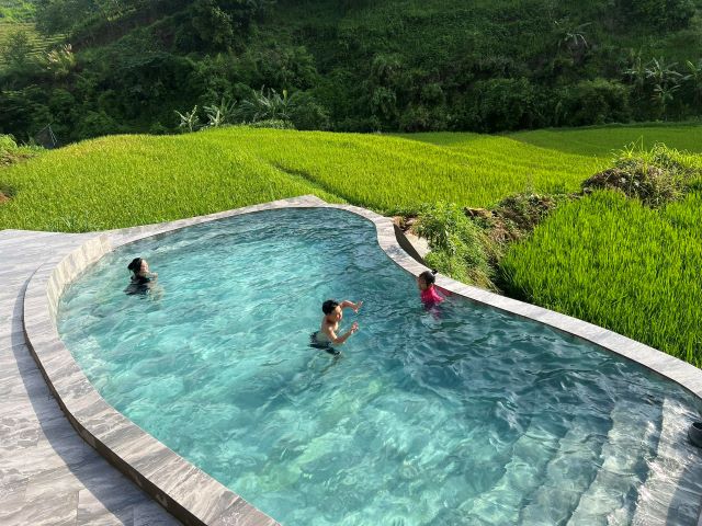 Ngâm mình trong bể nước suối khoáng nóng tự nhiên tại Trạm Tấu sau chuyến trekking chinh phục Tà Chì Nhù - Ảnh từ Hung Vu