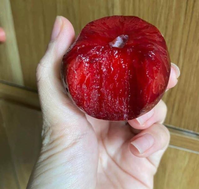 Mận hậu có rất nhiều cách để thưởng thức, như chấm với muối ớt, hay ngâm đường, làm mận lắc,... - Ảnh sưu tầm