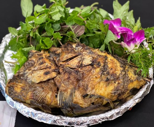 Pa pỉnh tộp hay còn được gọi là cá nướng gập, một món ăn đặc sản của dân tộc Thái vùng Tây Bắc - Ảnh sưu tầm