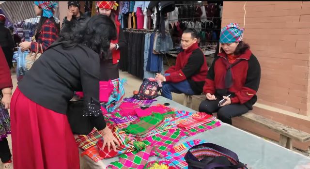 Chợ phiên Cán Cấu nổi bật với sắc màu của những trang phục, đồ thổ cẩm