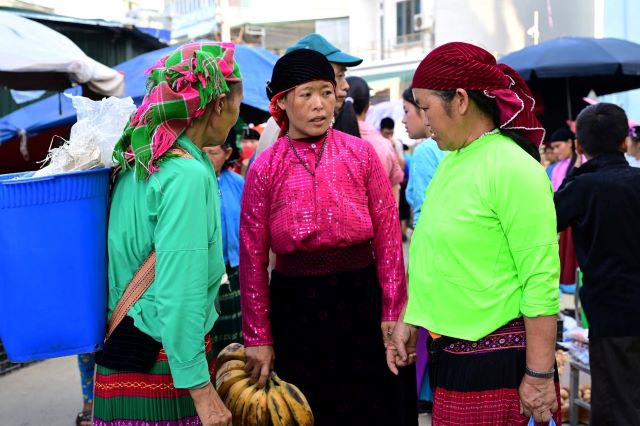 Giao lưu văn hóa với người dân bản địa tại chợ Mèo Vạc - Ảnh từ Đàm Thị Thanh Thủy