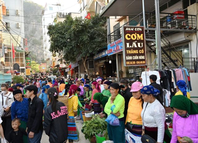 Mua sắm các đặc sản, dược liệu rừng quý hiếm - Ảnh từ Đàm Thị Thanh Thủy