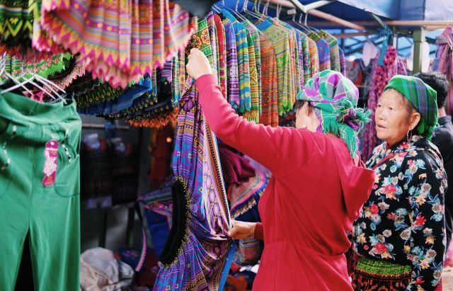 Những gian hàng thổ cẩm đầy sắc màu tại chợ phiên Bắc Hà - Ảnh từ Nguyễn Khánh Hoàng Anh