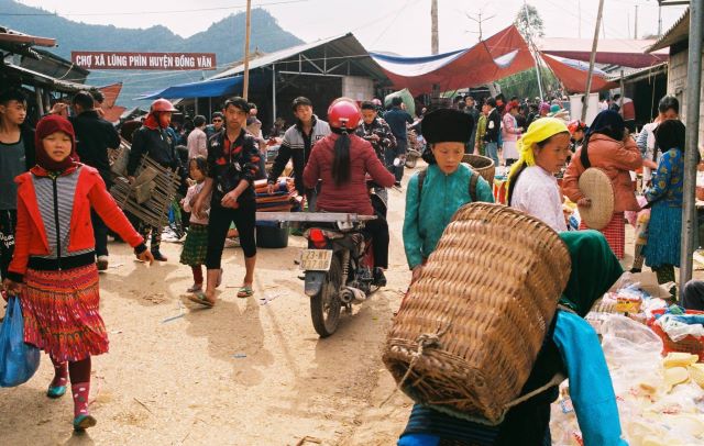 Chợ phiên&nbsp;Lũng Phìn&nbsp;(hay còn gọi là&nbsp;chợ lùi)