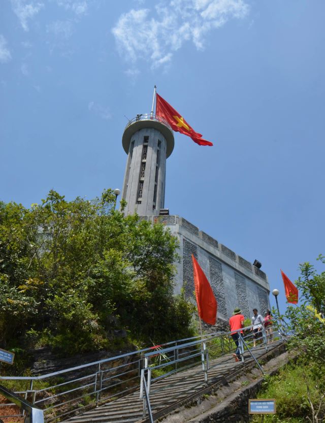 Cột cờ Lũng Cú