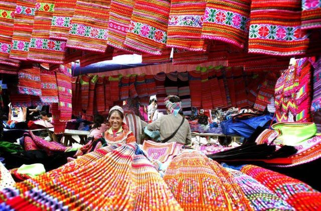 Trải nghiệm khám phá sắc màu nổi bật và độc đáo qua những tấm vải thổ cẩm của người dân được bày bán trong phiên chợ