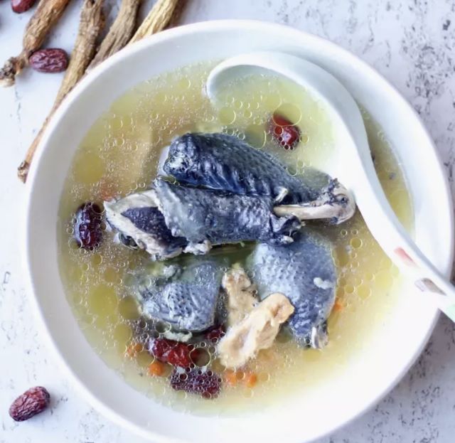 Gà đen H'Mông hầm tam thất