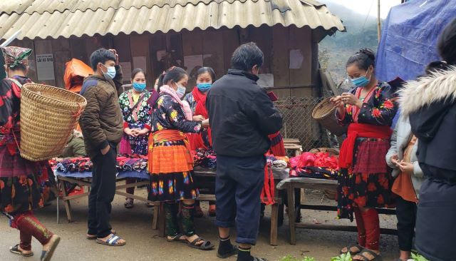 Gặp gỡ và giao lưu với người dân địa phương tại chợ phiên Tả Sìn Thàng